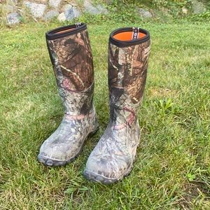 MENS CAMO BOGS EUC